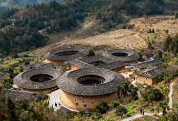 南靖云水谣古镇+田螺坑土楼群一日游●漳州出发特惠8人团私家团【[纯玩无忧·精致小团]门票全含，6/8/私家团舒适头等舱车接送，赠土楼博物馆登楼体验，可选客家风味餐】