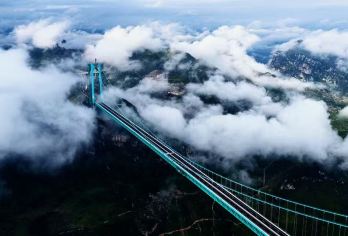 黄果树瀑布+花江峡谷大桥世界之巅一日游【独立包车+上门接送】【[私家团专车出行]看世界第一高桥：打卡花江峡谷大桥，桥面距谷底625米，体验云端基建奇迹。】