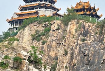 安徽蚌埠市博物馆+龙子湖+栖岩寺+望淮塔一日游可英文服务【博物馆里读淮河文明，龙子湖畔揽湖光山色，栖岩寺中听禅音绕塔。】