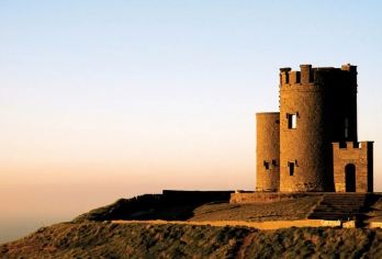 爱尔兰莫赫悬崖、伯伦与戈尔韦一日游【都柏林出发】【造访令人屏息的莫赫悬崖 (Cliffs of Moher)，饱览大西洋的壮丽景色】