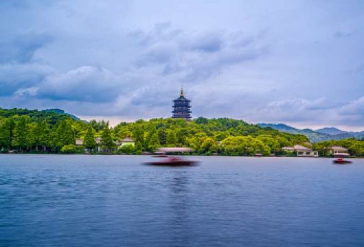 杭州宋城一日游【游船西湖+雷峰塔 -宋城线路 无购物】【畅游地标景点，寻国家宝藏，赏世界文化遗产，漫游古街感受此座老城慢时光。】