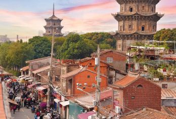 泉州古城漫步游【“与神对话”体验掷闽南圣杯+探访古巷】【[体验掷闽南圣杯]亲手掷圣杯，听庙祝解析 “一正一反” 的祈福寓意，解锁闽南人千年许愿仪式。】