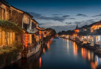 苏州往返：西塘+巧克力小镇 |一单一团 |中英多语定制包车#【[品质纯玩]拒绝走马观花式游览，资深司导一站到底式管家，行程景点可定制可调】