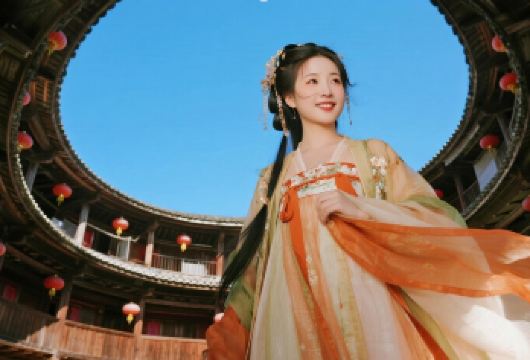 南靖云水谣古镇+田螺坑土楼群一日游【福建名片双土楼18人团】【[亲子甄选·上门接送]漫游云水谣古道+和贵楼+怀远楼，亲子互动探秘客家文化，指定范围内上门接送】