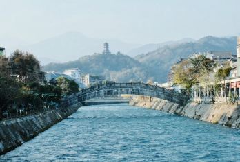 成都三星堆熊猫基地外语导游英文英语，法语，德语，西语西班牙语【此产品仅提供导游陪同+讲解服务。行程可根据您的意愿定制行程，可咨询人工客服】