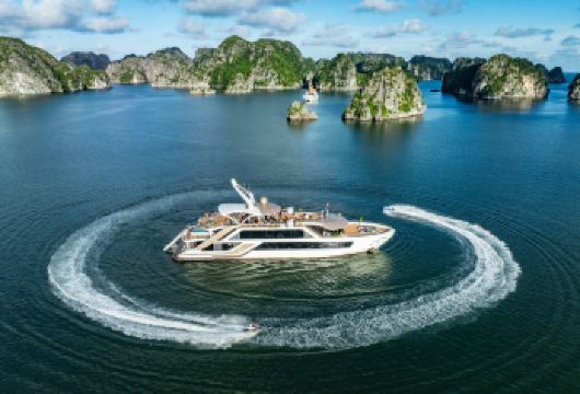 河内/下龙湾-兰哈湾一日游：豪华游船、泳池、按摩浴缸、滑梯、皮划艇【这艘豪华游轮拥有宽敞的空间、一个休闲的屋顶酒吧、两家餐厅和一个带水滑梯的漂浮游泳池。 在越海村骑自行车和享受鱼疗按摩。午餐享用新鲜海鲜和越南菜肴（提供素食菜单）。 在美的海湾游泳和划皮艇。这条独特的路线将带您领略兰哈湾（下龙湾）的原始与宁静。】