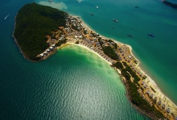 富国岛一日游：快艇环岛游【在甘吉岛浮潜，探索清澈海水中生机勃勃的珊瑚礁 在梅鲁特隆岛享受美味的午餐和轻松的活动，从游泳到海滩休闲，应有尽有。 乘坐快艇前往汤姆岛，欣赏更多热带风光，体验难忘的海岛之旅。】