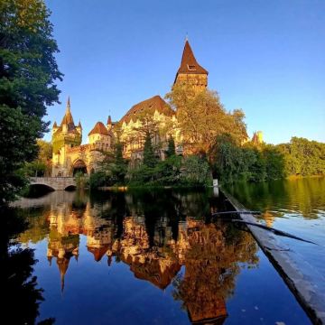 匈牙利布达佩斯蒂豪尼-潘诺恩哈尔姆千年修道院包车1日游