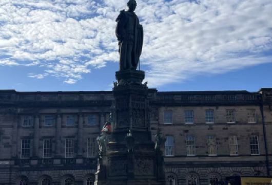 英国爱丁堡皇家英里大道+司各特纪念碑+城堡+卡尔顿山一日游【高效衔接城堡、丘陵等高地景点，免去攀登劳顿，为老人与儿童节省宝贵体力。】