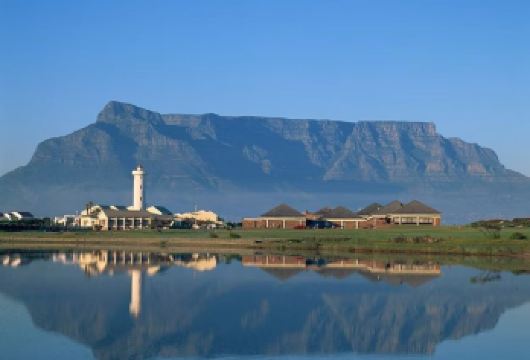 南非开普敦桌山+阿尔弗雷德码头广场+葡萄酒庄园+马来区一日游【专业本地司机熟悉多变路况与交通，确保景点间高效转移。】