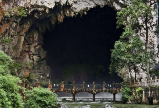 贵州安顺黄果树瀑布+龙宫一日游中英文服务【观黄果树飞瀑，探龙宫地下河，一日尽览水之奇观。】