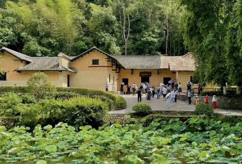 刘少奇同志纪念馆/故里/铜像+韶山故居/纪念馆/铜像一日活动【赠:韶山换乘车+铜像广场献礼花篮+纪念像章+矿泉水；全程不进购物店、无推销，深度参观。】