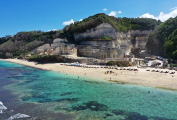 在库塔海滩参加冲浪课程，并有多语种导游陪同。【先在冲浪学校上一节私人冲浪课，然后在丹戎贝诺瓦享受精彩的活动。 参观美拉斯蒂海滩，探索乌鲁瓦图寺，并在日落时观看标志性的 Kecak 火舞。 在著名的金巴兰湾享用一顿新鲜的海鲜大餐，为一天画上完美的句号。】