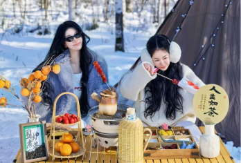 长白山烹雪煮茶·冬日暖聚【雪中煮茶|场景布置·餐品|含接送】【尊享万达度假区内接送至独立桌椅与全套煮茶器具及餐品，全程无忧，即刻开启冬日煮茶体验。】