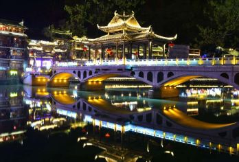 凤凰古城深度游（一单一团+苗服+跟拍摄影+航拍）【湘见沱江夜游游船VIP包船来回乘坐】