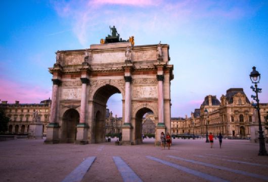 法国巴黎+圣心大教堂+凯旋门+埃菲尔铁塔【中文司导包车】【[全程无忧出行]包车配备专属车辆，行李存放安全便捷】