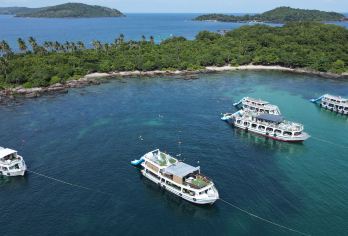 三岛游——昌岛（或布翁岛）——甘吉岛——梅鲁特龙岛【探索富国岛，这片越南籍天堂以其热带风情和美丽的白色沙滩而闻名。 尽情享受富国岛**岛屿——布翁岛、甘吉岛和梅鲁特岛的异域风情。 加入水下探险之旅，通过浮潜探索富国岛海域下的珊瑚礁王国。】