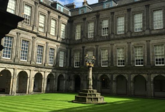 畅游爱丁堡 荷里路德宫+波多贝罗海滩【可定制全境游】【[全程无忧出行]包车配备专属车辆，行李存放安全便捷】