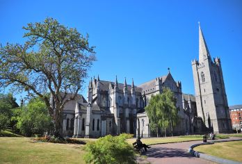 爱尔兰都柏林城堡+圣三一学院+格拉夫顿街一日游【中文包车】【经验丰富的华人司机带您游览，更专业。】