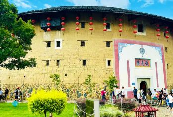 南靖云水谣古镇+永定土楼王一日游+8人头等舱指定3年内新车【[细致服务]自有车队天天发团，安全有保障，8人头等舱指定商务车+独立座椅+可半躺+超大空间不拥挤！】