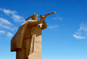 刘公岛+定远舰一日游【10人精品团/ 耳麦讲解/送鸥粮】【[耳麦讲解]专业导游耳麦讲解，配备全新无线蓝牙耳麦，精讲中国甲午战争博物馆陈列馆。】