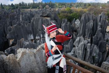 昆明石林风景区+九乡一日游【6人小团◆真纯玩◆二环内上门接】【[一价全含]6人内舒适小团，可选私家团，昆明二环内上门接，赠矿泉水，一日游览昆明必打卡2大核心景点；】