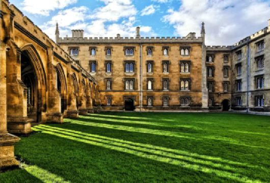 英国牛津温莎一日游【中文司导，伦敦往返，上门接送，行程自由】【中文司机：沟通零障碍，省心又安心。】