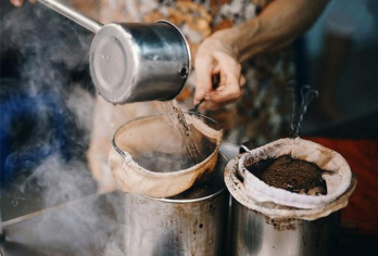 胡志明市：咖啡文化之旅及工作坊【在一家历史悠久的咖啡馆里，品尝浓郁的越南籍传统咖啡。探索西贡独特咖啡文化的历史和故事。 在老建筑里一家隐蔽的阳台咖啡馆，欣赏街景全景。 在熙熙攘攘的城市公园里，享受咖啡时光，体验当地文化。参加实践工作坊，学习如何冲泡一杯完美的咖啡。】