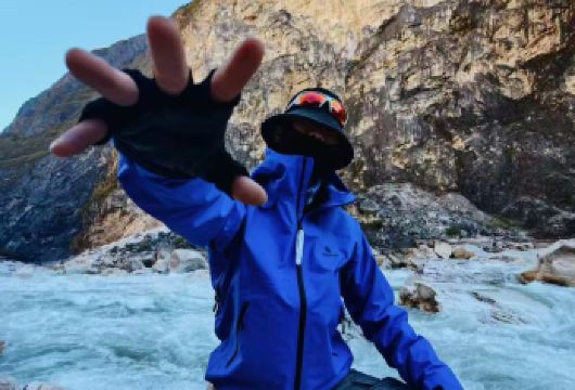 中虎跳+虎跳峡徒步一日游【懒人行  9点晚出发】悬崖咖啡厅【虎跳峡玩法大改，省心又好拍『雪山悬崖咖啡 • 8米落地窗氛围感拉满 • 谷底人生照片』~】