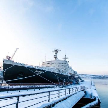 摩尔曼斯克一日游：“列宁号”核动力破冰船+阿廖雕像+州地方志