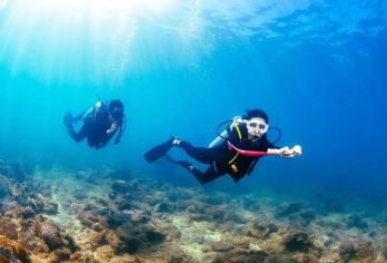 三亚亚龙湾潜水套餐【深潜丨摩托艇丨香蕉船】【A和B套餐1管家带10客人潜水，C单独潜水套餐可以1带3/2/1。深潜均为潜水教练一带一】