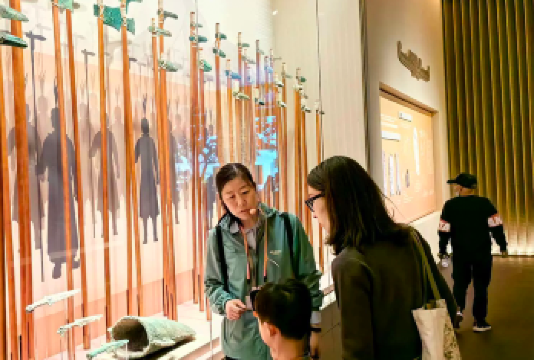 【金牌说】殷墟博物馆讲解大咖讲师 2.5H可含票 15人拼团【[金牌导游讲师团]他们博古通今，幽默睿智，善于挖掘文物背后的故事，用有趣的方式还原历史真相；】