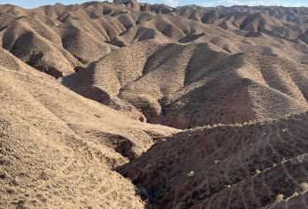 兰州往返：黄河石林+水墨丹霞一日游【探秘西北地质奇观】【水墨丹霞：色彩斑斓如画卷，丹霞地貌独步天下，让人仿佛置身仙境之中。】