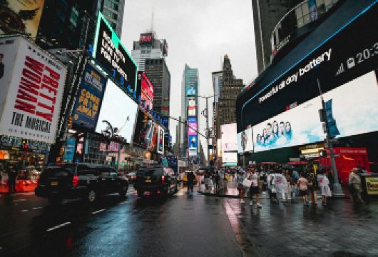 “10 小时体验纽约*精彩之处：一次游览所有标志性景点”【漫步中央公园，漫步高线公园，捕捉天际线的景色——体验纽约市宁静的绿色植物和标志性城市景观的完美融合 感受时代广场的霓虹灯，探索第五大道的商店，欣赏热闹的街头表演——沉浸在这座城市令人兴奋的脉搏中。 惊叹于大都会博物馆的杰作，沉思于 9/11 纪念馆——沉浸在艺术、历史和纽约市感人的坚韧故事中。】