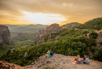 希腊雅典出发天空之城 迈泰奥拉修道院及洞穴一日游（含午餐）【探索迈泰奥拉雄伟的修道院，这里是联合国教科文组织世界遗产，拥有令人难以置信的景色和当地的英语导游。】