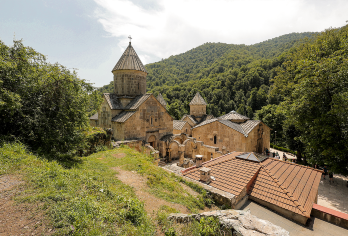 塞凡湖和迪利然私人游览及伊杰万葡萄酒品鉴【参观迪利然的哈加尔钦修道院，这是一座隐藏在森林中的中世纪亚美尼亚建筑杰作。 享受伊杰万葡萄酒品鉴，品尝当地亚美尼亚葡萄酒，了解当地的酿酒传统。 探索亚美尼亚高海拔的“蓝色明珠”塞凡湖，参观塞凡修道院，欣赏全景。】