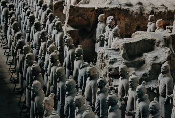 西安秦始皇帝陵博物院(兵马俑)+华清宫一日游【自在小车出行】【赠送秦始皇帝陵博物院讲解，两位成团，说走就走。】