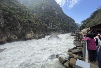 云南香格里拉虎跳峡拼团1日游｜体验峡谷壮丽、漫步金沙江栈道T【漫步在金沙江上的栈道，体验虎跳峡的雄伟。这里奔腾的流水、轰鸣的声响、让你感受到大自然的雄伟与磅礴。】
