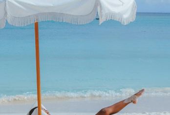 美人鱼岛 体验潜水 + 红树林和萤火虫巡游 | 沙巴 亚庇【无需无需潜水证证——DSD 非常适合初学者，让您无需执照即可在专业指导下体验水肺潜水。美人鱼岛拥有令人叹为观止的碧绿海水和纯净洁白的沙滩，是水肺潜水的理想之地。傍晚时分，您可以漫步于茂密的红树林中，观赏婆罗洲的标志性野生动物——在空中荡秋千的长鼻猴和长尾猕猴。】