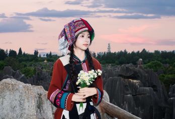 昆明石林纯玩一日游【二环接车◆可选15人小团或9点晚出发团】【[多样需求]3大团型任选—性价比大巴团/15人轻奢小团/9点晚出发懒人小团，总有一款适合您！】