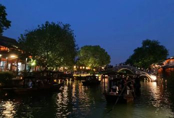 乌镇东栅西栅一日游 上海出发含门票 日游东栅夜游西栅 赠中餐【纯玩不进店 天天发班，旅行社直发 不转团不卖团 专线专职导游；】
