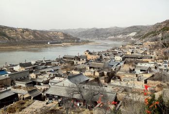 山西吕梁碛口古镇+香严寺+安国寺一日游中英文服务【碛口古镇忆晋商驼铃，香严寺悬塑惊世，安国寺廉吏书香，吕梁三绝写沧桑。】