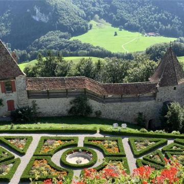 瑞士格吕耶尔中文包车：奶酪工厂+巧克力工厂+莫莱松山观景台