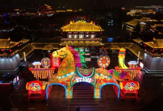 西安大唐芙蓉园长安灯会+《西安千古情》演出一日游【刷码入园】【[快捷入园]含大唐芙蓉园长安灯会门票，不限时游览，刷二维码快速入园，随到随进，方便快捷。】