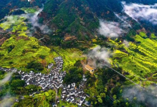 婺源篁岭+月亮湾+弦高古城（景德镇起止）【缤纷景点：婺源符号上帝的指纹-篁岭晒秋民俗，湖心岛月亮湾停留拍照，夜游弦高古城品尝美食！】