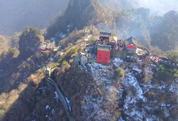 武当山 / 导览步行 / 南岩宫 / 金顶 / 太子坡【我们的专业导游将在您的武当山之旅中提供流利的中英文解说服务 您的专属私人导游全天陪同，提供贴心周到的灵活服务。 这趟深度游聚焦武当山作为联合国教科文组织世界遗产的核心精髓。】