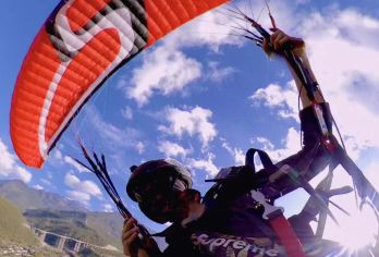 云南丽江极地探游玉龙雪山滑翔伞体验【丽江古城范围免费接送】【滑翔伞飞行时间约为8~20分钟不等 （实际飞行时间由当时风速、气流、温度、风向等多方面因素决定）】