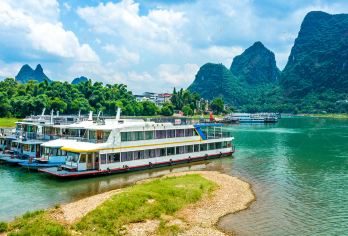桂林漓江三星游轮及银洞一日游（可选中英文团队）【乘船游览桂林，欣赏其标志性的喀斯特山峰和清澈的漓江，宛如置身于一幅生动的水墨画中。4 小时观光游船之旅。 探索传奇景点：看夫石、九马壁画山和兴坪古镇的20元人民币观景台。 全包一日游：漓江三星级游船 + 银洞探险，含桂林市区往返接送。】