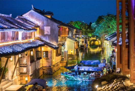 苏州周庄一日游【经典之旅｜含门票+演出票+游船票｜自主发班】【含游船含演出，一手资源，正规操作，性价比高，专职导游，正规旅游巴士，保证一人一正坐。】