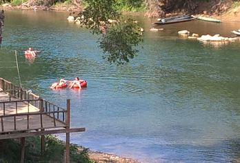 老挝万荣轮胎漂流+南松河+Nam Xay Viewpoint【溶洞轮胎漂流是万荣独特的一项户外活动。到达溶洞后，人躺坐在轮胎上，借助绳索或水流的力量，慢慢划入。】